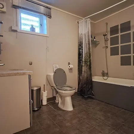 Your Lofoten Base, Quiet & Well Located Basement 아파트 *