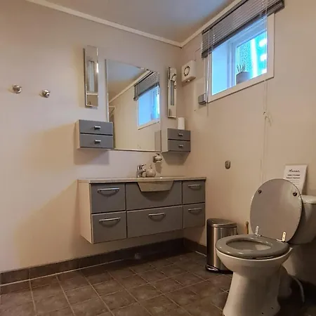 Your Lofoten Base, Quiet & Well Located Basement 아파트 Vestvagoy